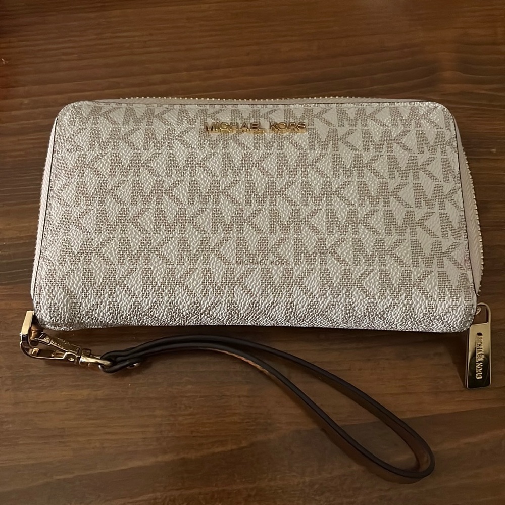 Michael Kors wristlet
